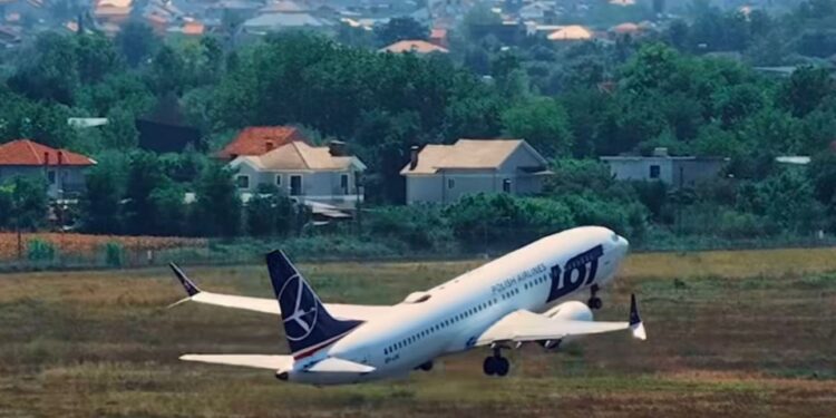 E keni pyetur ndonjëherë veten: Pse avionët ulen dhe ngrihen nga drejtime të ndryshme në Rinas?