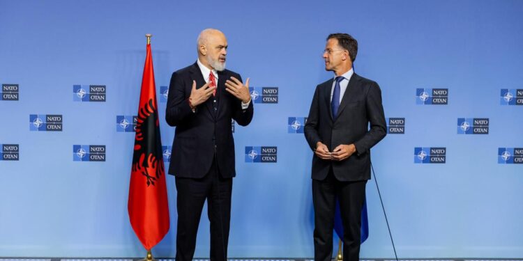 Pashalimani kthehet në resort, Rama i ofron NATO-s Porto Romanon