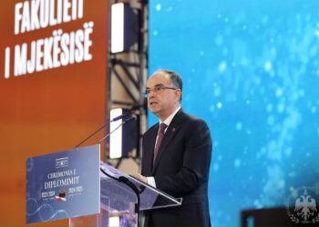 Diplomohen studentët e Mjekësisë, Begaj: Zgjidhni Shqipërinë, vendi ka nevojë për ju