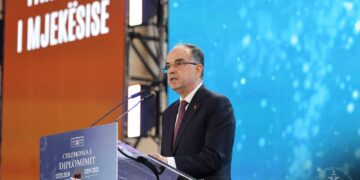 Diplomohen studentët e Mjekësisë, Begaj: Zgjidhni Shqipërinë, vendi ka nevojë për ju