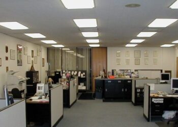 Puna e shtetit nuk është më “qejf”? Administrata po rri më gjatë në punë, ndiqet nga turizmi