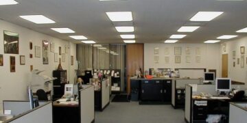 Puna e shtetit nuk është më “qejf”? Administrata po rri më gjatë në punë, ndiqet nga turizmi