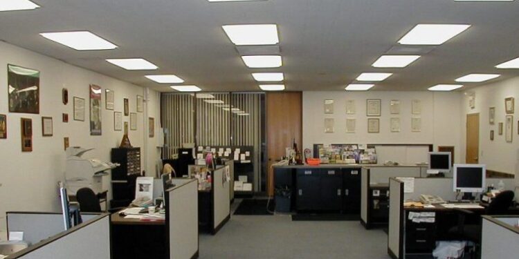 Puna e shtetit nuk është më “qejf”? Administrata po rri më gjatë në punë, ndiqet nga turizmi