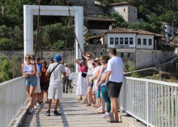 Turizmi qarkulloi më shumë para, akomodimi dhe ushqimi rritje të lartë