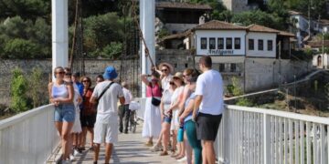 Turizmi qarkulloi më shumë para, akomodimi dhe ushqimi rritje të lartë