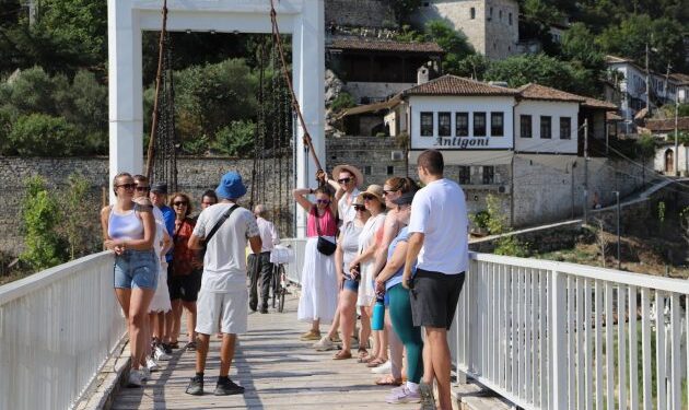 Turizmi qarkulloi më shumë para, akomodimi dhe ushqimi rritje të lartë