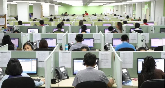 Pasojat e punës në Call center, 60% e të rinjve shfaqin probleme me shtyllën kurizore