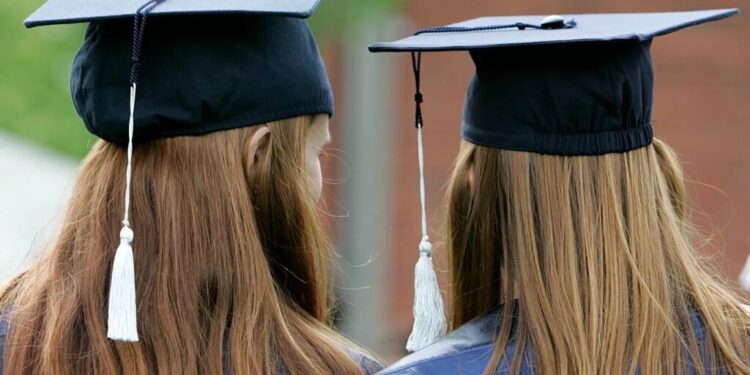 Të diplomuarit shqiptarë mbeten me pagat më të ulëta në kontinent, gati sa gjysma e Serbisë