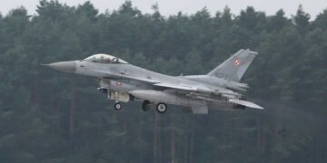 Polonia mbyll hapësirën ajrore, NATO rrit praninë në Baltik