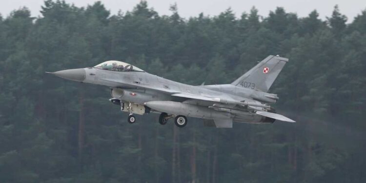 Polonia mbyll hapësirën ajrore, NATO rrit praninë në Baltik