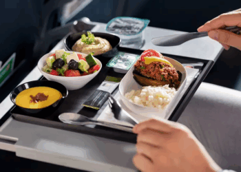 E keni menduar ndonjëherë përse ushqimi në avion nuk është i shijshëm?