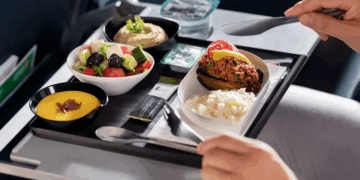 E keni menduar ndonjëherë përse ushqimi në avion nuk është i shijshëm?