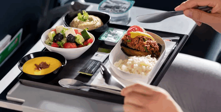 E keni menduar ndonjëherë përse ushqimi në avion nuk është i shijshëm?