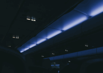 E keni menduar ndonjëherë pse fiken dritat e kabinës gjatë uljes apo ngritjes së avionit?