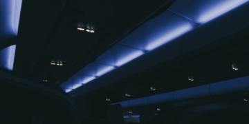 E keni menduar ndonjëherë pse fiken dritat e kabinës gjatë uljes apo ngritjes së avionit?