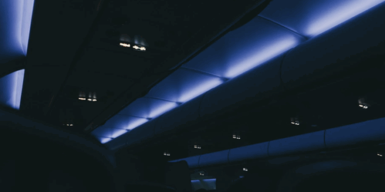 E keni menduar ndonjëherë pse fiken dritat e kabinës gjatë uljes apo ngritjes së avionit?