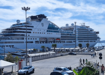 Kroçera  luksoze “Seabourn Encore” ankorohet në portin ne Sarandës, sjell 597 turistë turistë