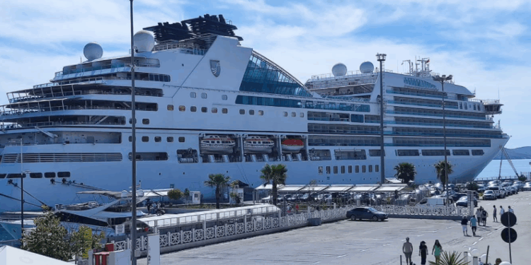 Kroçera  luksoze “Seabourn Encore” ankorohet në portin ne Sarandës, sjell 597 turistë turistë