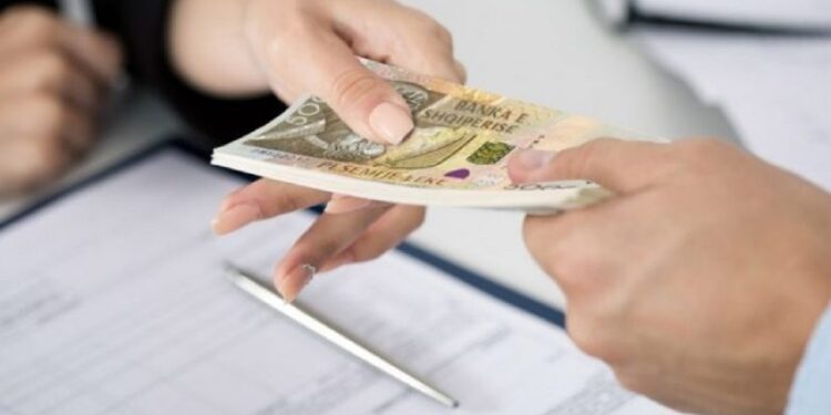 Thellohet hendeku i pagave, kush paguan më mirë, shteti apo privati?