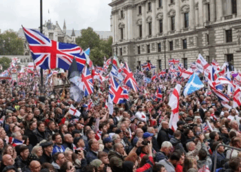 Protestë masive e ekstremit të djathtë në Londër, Elon Musk mes folësve: Duhen zgjedhje të reja