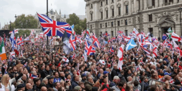 Protestë masive e ekstremit të djathtë në Londër, Elon Musk mes folësve: Duhen zgjedhje të reja