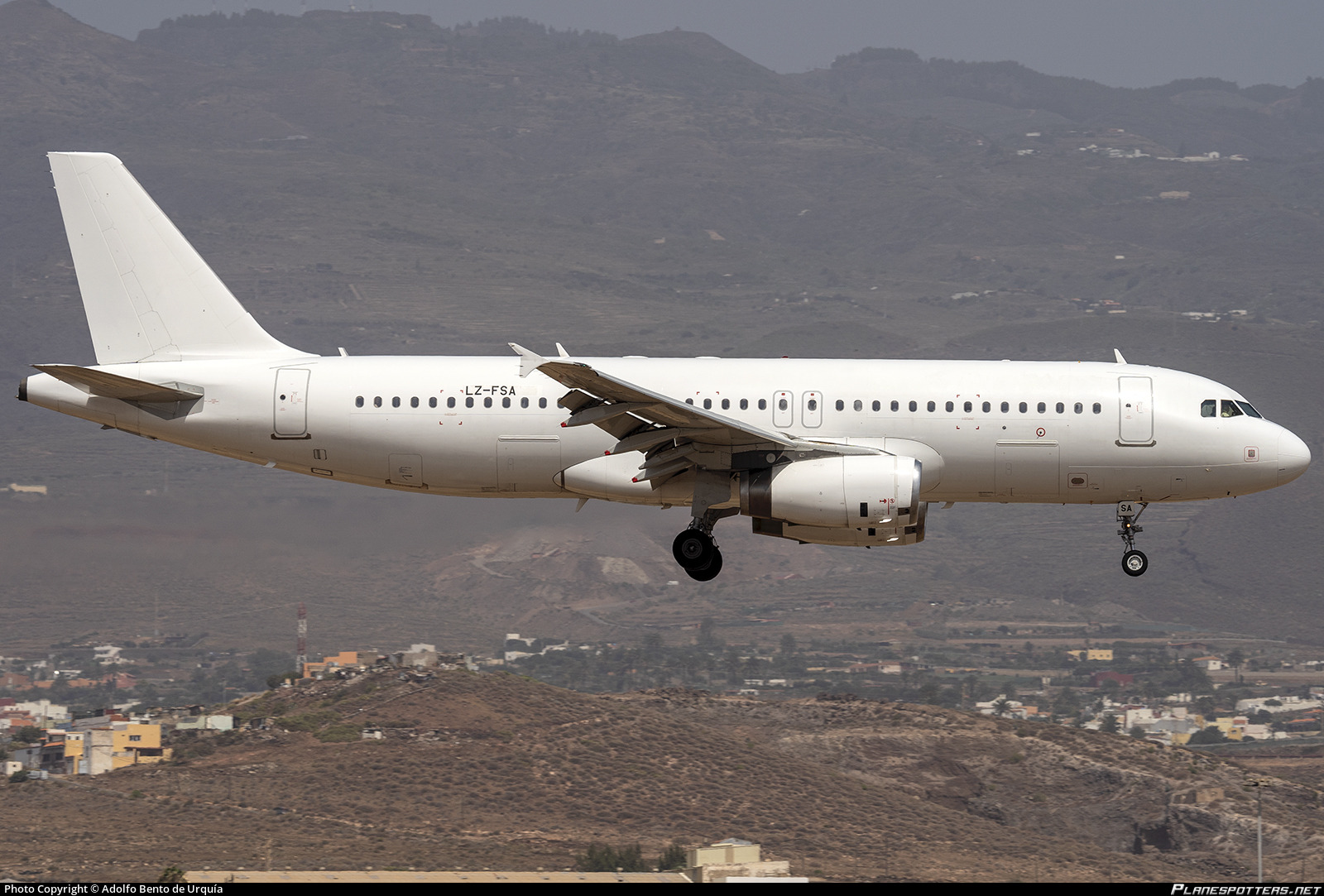 Avioni Airbus A320-200 me kod LZ-FSA duke operuar per kompanine United Nigeria 