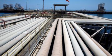 OPEC+ vendos të rrisë prodhimin e naftës muajin e ardhshëm