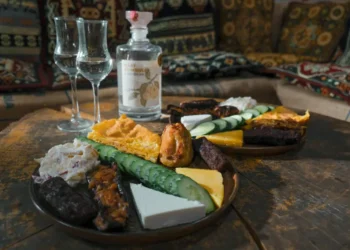 Eurostat thotë se Shqipëria vijon të jetë një ndër vendet më të lira në Europë për të ngrënë jashtë