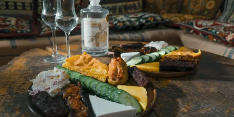 Eurostat thotë se Shqipëria vijon të jetë një ndër vendet më të lira në Europë për të ngrënë jashtë