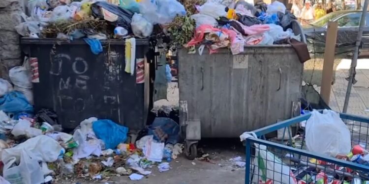 Më pak njerëz që konsumojnë më shumë, rritet sasia e mbetjeve për banorë në Shqipëri