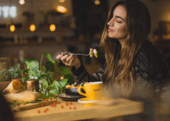 Darkë “me veten” në restorant, si po ndryshon zakoni i të ngrënit në Evropë