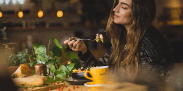 Darkë “me veten” në restorant, si po ndryshon zakoni i të ngrënit në Evropë