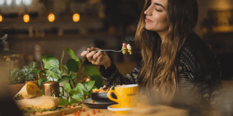 Darkë “me veten” në restorant, si po ndryshon zakoni i të ngrënit në Evropë