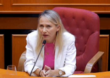 Përse dështoi ushqimi në shkolla? Ristani “ia hedh topin” ministrisë