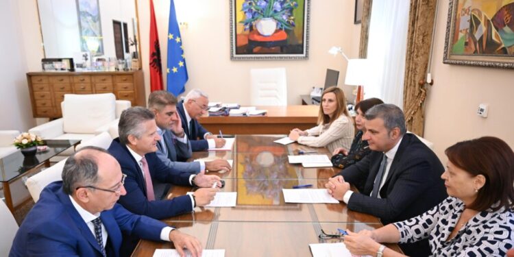 Sejko zbaton strategjinë e Ramës për zhdukjen e CASH-it, i kërkon bankave lehtësimin e pagesave elektronike