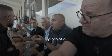 Sinan Idrizi dhe Refik Halili dhunojnë gazetarët, badigardi: Të marr peng, të fus në bagazh