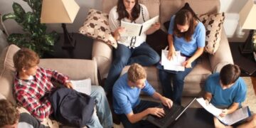 Të rinjtë shqiptarë, të dytët në Europë për mbipopullimin e banesave