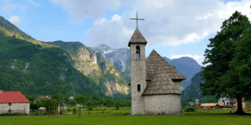 Veriu destinacion për të huajt, Thethi pret 3-4 mijë turistë në ditë