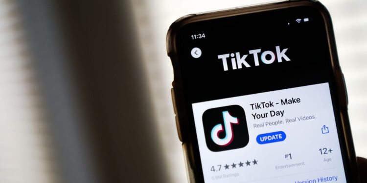 Një në tre evropianë përdorin Tik Tok