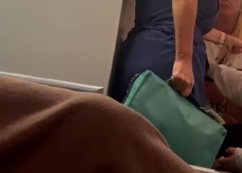 Sherr në avion, piloti detyrohet të bëjë ulje emergjente në Kretë