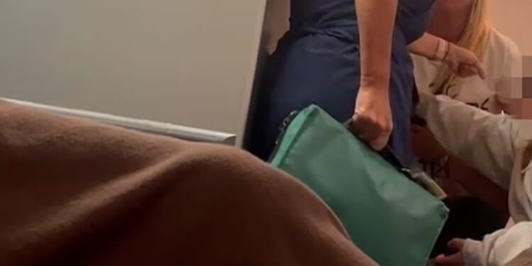 Sherr në avion, piloti detyrohet të bëjë ulje emergjente në Kretë