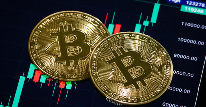 Investitorët sytë te Bitcoin, kriptomonedha i afrohet rekordit të ri