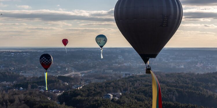 Metoda e re e kontrabandës me balona nga ajri shkakton kaos në aeroportet evropiane