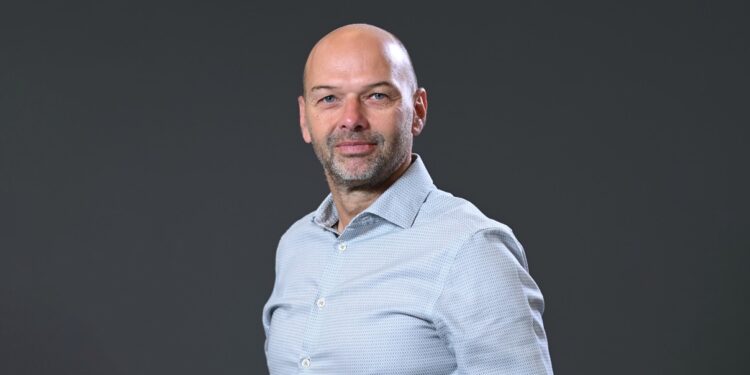 Drejt një epokë të re zhvillimi dhe inovacioni, One Albania emëron Barna Kutvolgyi CEO të ri