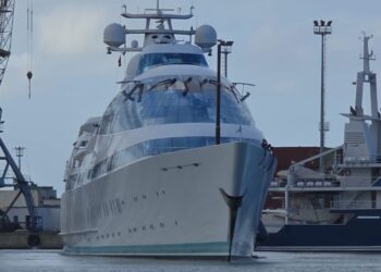 Jahti më i veçantë në botë ankorohet në portin e Durrësit