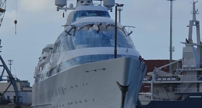 Jahti më i veçantë në botë ankorohet në portin e Durrësit