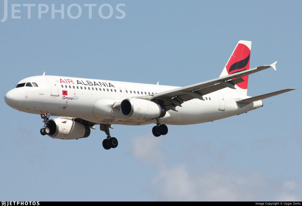 Avioni i Fly2Sky që po përdoret tani nga AirAlbania për linjën Tiranë-Stamboll-Tiranë