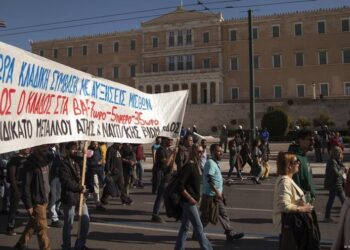 Dita e punës 13 orë, grekët mbushin rrugët e sheshet