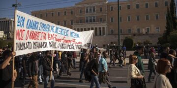 Dita e punës 13 orë, grekët mbushin rrugët e sheshet