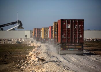 “Po mësohemi me helmin”! Kontejnerët me mbetjet toksike të Kurum, vetëm pak metra larg banesave